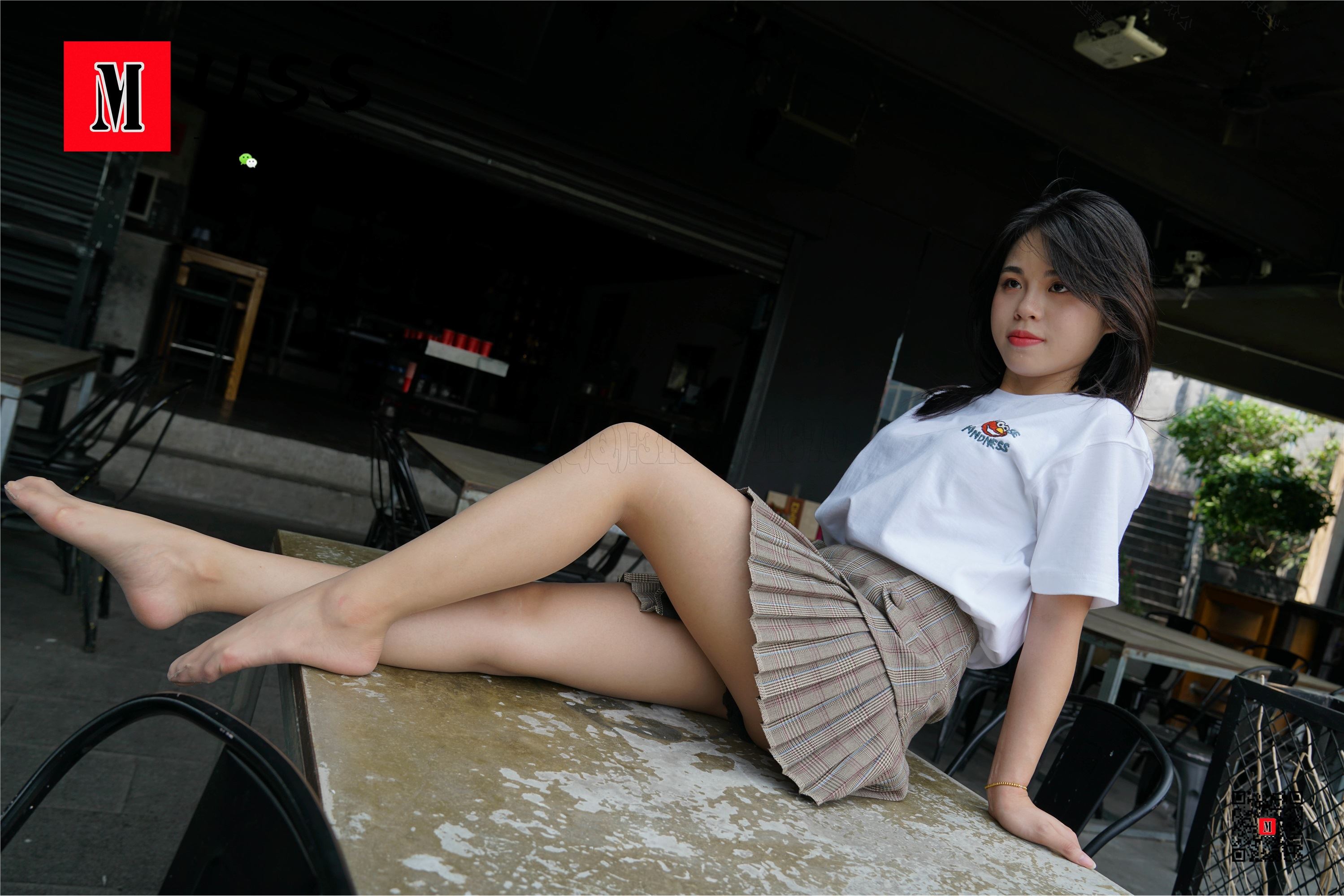 MussGirl慕丝女郎  NO.008 拍过模特的美足，那化妆师璐璐的呢？